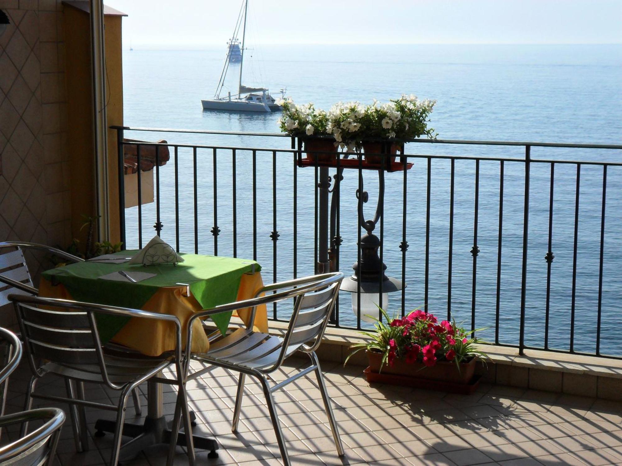 B&B Miramare Giardini-Naxos Extérieur photo