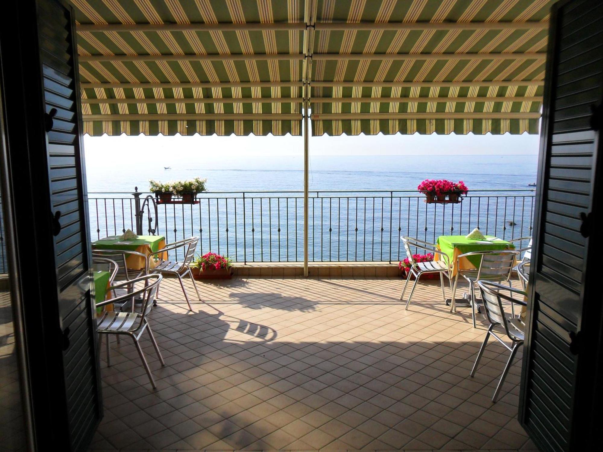 B&B Miramare Giardini-Naxos Extérieur photo